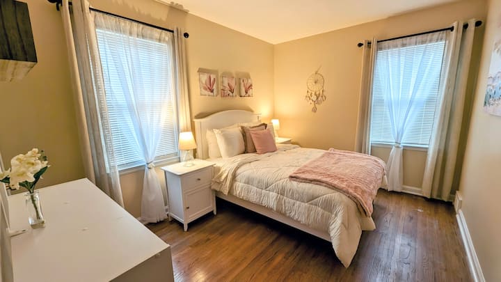 Al piano inferiore, camera da letto adiacente al bagno completo