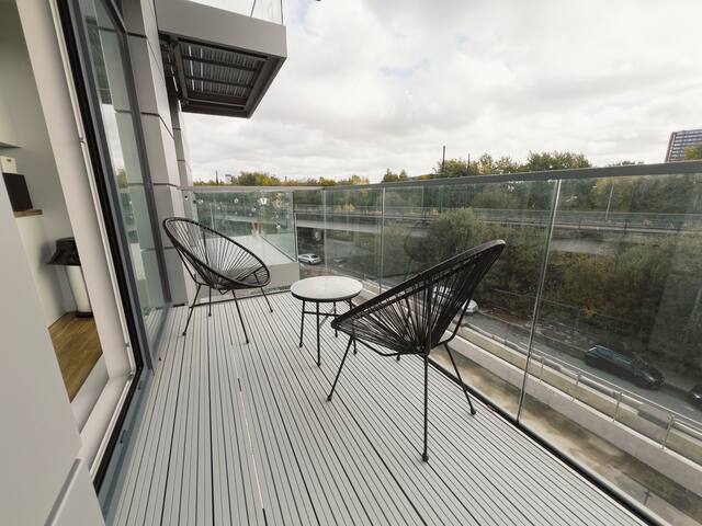 Manchester’s Luxurious 2 Bed Haven – Canal Views gallery image 3