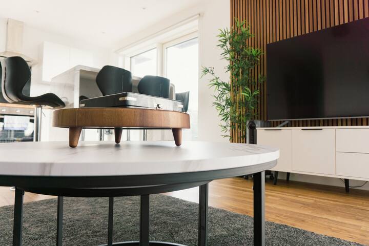 Manchester’s Luxurious 2 Bed Haven – Canal Views gallery image 2