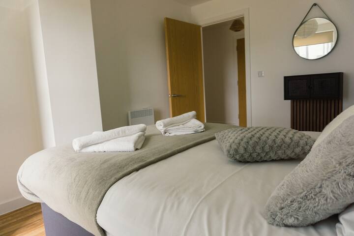 Manchester’s Luxurious 2 Bed Haven – Canal Views gallery image 5