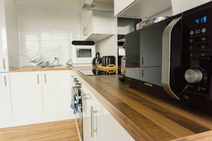 Manchester’s Luxurious 2 Bed Haven – Canal Views gallery image 4