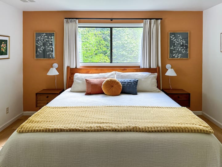Cette chambre dispose d'un lit Serta confortable king size avec vue sur le jardin de tous les côtés, et d'une salle de bains privative.