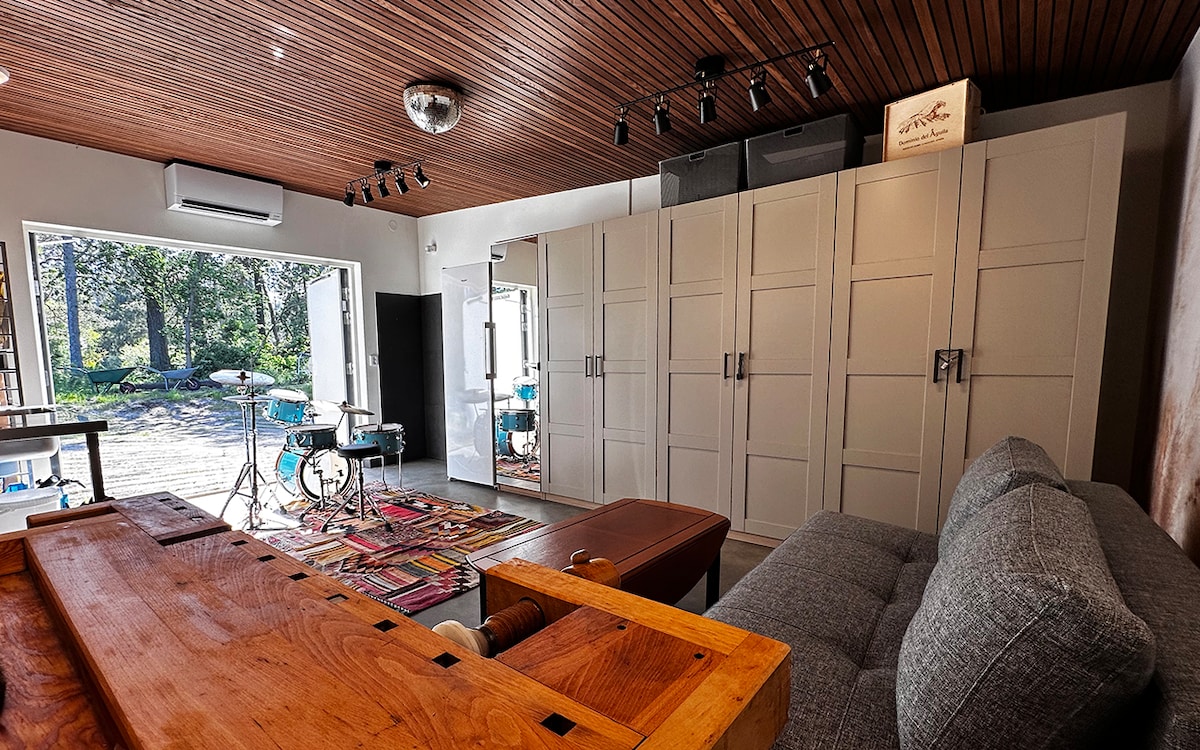 ส่วนต่อเติมมีหลายฟังก์ชันนอกเหนือจากการเป็นห้องนอนพร้อมเตียงโซฟาคู่แล้วยังมีโต๊ะทำงานและอ่างล้างหน้าขนาดใหญ่ที่เหมาะสม 