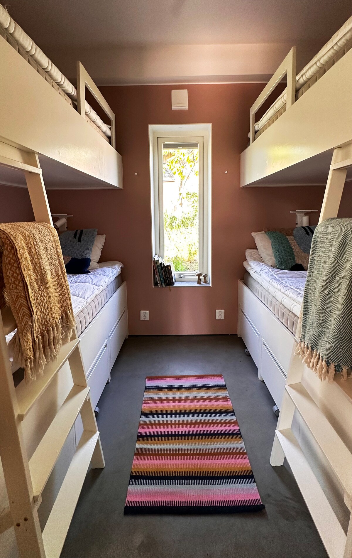 ห้องนอนผู้เข้าพักเตียงทุกหลังมีโคมไฟอ่านหนังสือพร้อมชั้นวางของและเต้าเสียบ USB ที่เก็บของใต้เตียงด้านล่างที่ใช้เป็นโต๊ะข้างเตียงด้วย