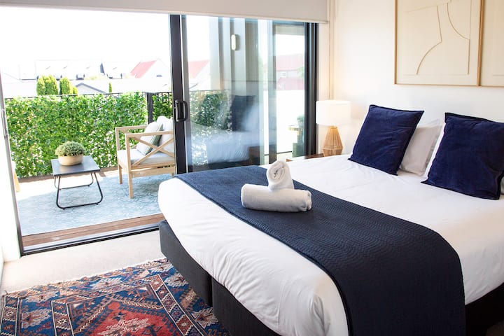 Vitajte v tomto architektonicky navrhnutom apartmáne svojich snov. Nech je naše bývanie vašou základňou pre dokonalú návštevu Christchurch. 

Hodnotenie hostí od Sary „Ticho v noci“