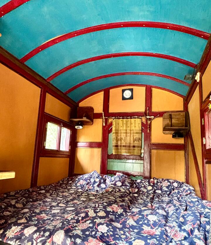 Დიდი ზომის საწოლი (2x2 მ) რბილი ბოჰემური სტილის ზეწრებით, რომელიც გიწვევთ, კომფორტულად გაატაროთ დრო და ჩაიძიროთ მშვიდი ძილით, რომელიც გარშემორტყმულია სამწყემსო ქოხის ხიბლით.