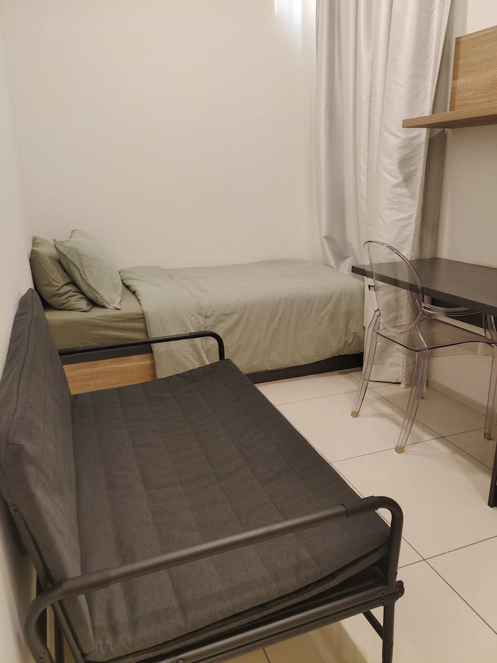 1张单人床和1张折叠沙发床