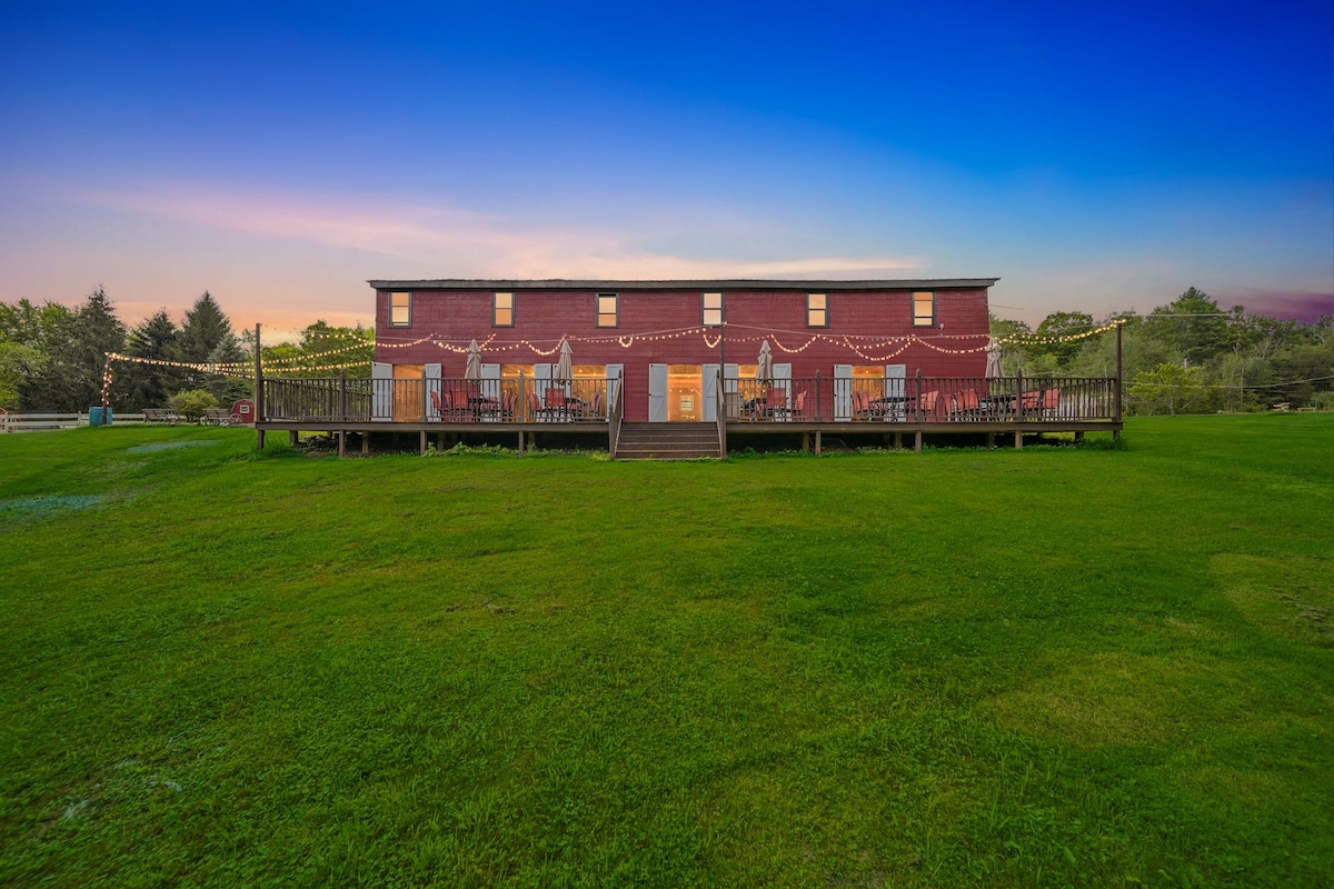 Lakeside Barn Estate- 3 Cozy Homes+Pool+Hot Tub! - Barns for Rent in ...