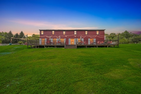 Lakeside Barn Estate- 3 Cozy Homes+Pool+Hot Tub!