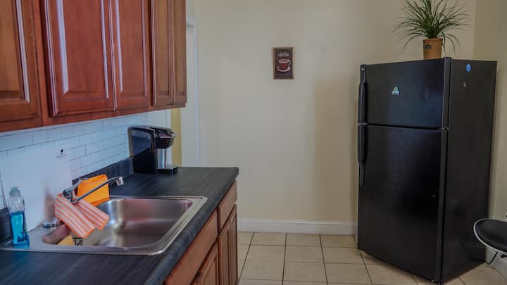 Sunny Corner Studio • 14‑min Midtown Bus Walk - North Bergen, NJ