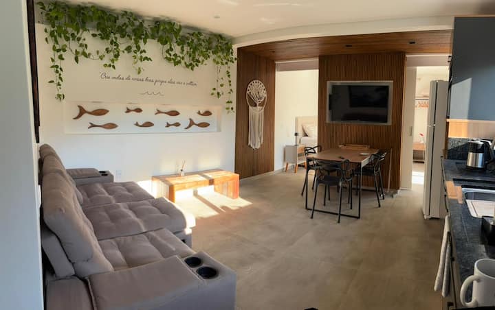 Голема, удобна соба, свртена кон север, со сонце наутро и сенка попладне.
Кауч со 3 седишта што се повлекува, со држач за чаши и полнач за електроника. 