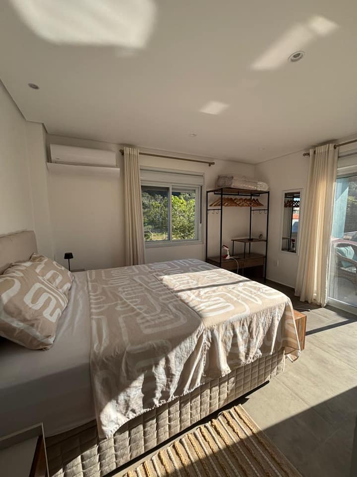 Спална соба со брачен кревет (широк 150-179 см), топол клима уред, плакар, закачалка, испарувач и пегла, Wi-Fi, телевизор со сите достапни канали. Сонце наутро и широк балкон за да уживате во природата.