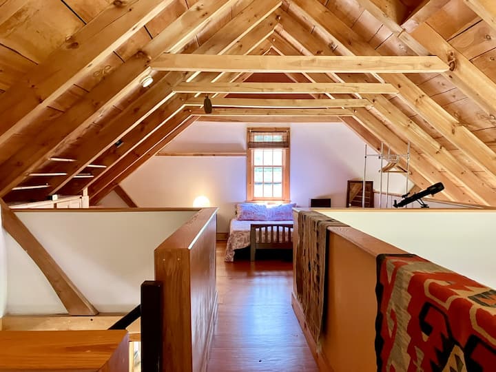 На поткровјето на третиот кат има отворена спална соба 3 на јужниот крај и простор за работа/опуштање на северниот крај.