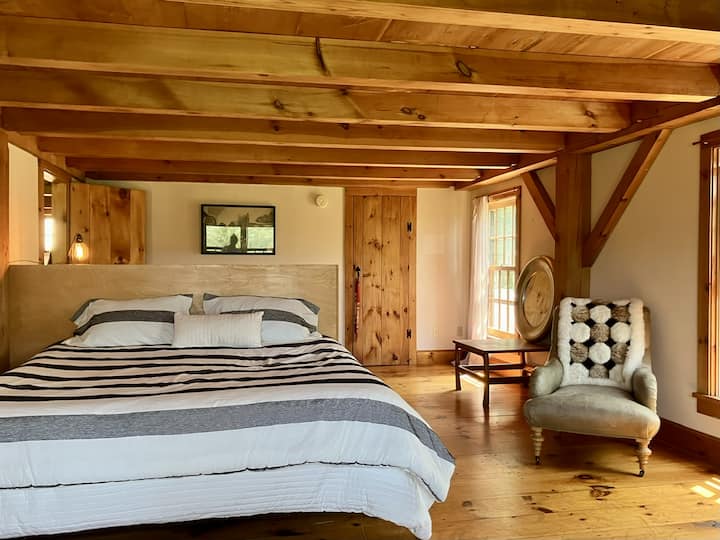 Разбудете се со панорамски поглед на врвовите на ридовите од брачниот кревет. Зад вас има приватен целосен плакар/соблекувален простор за ваша употреба. 