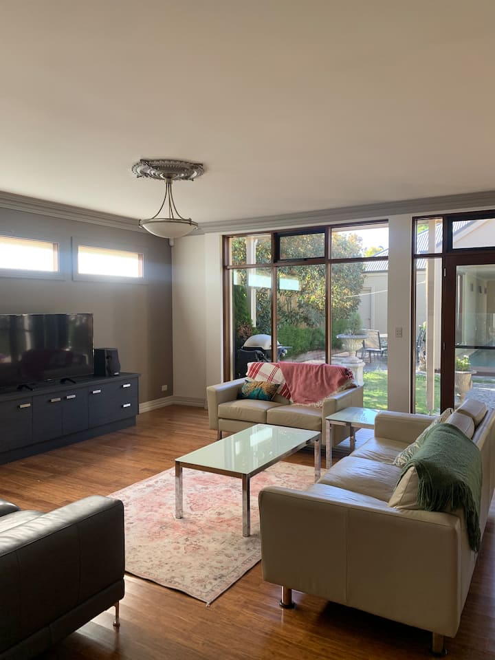 Sussex House 4 Bedroom Centrally Located - Ballarat