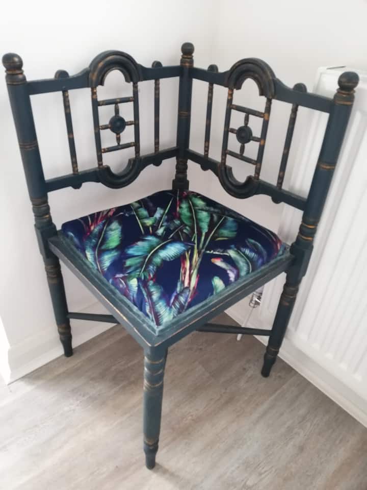 Disfruté pintando y tapizando esta hermosa silla de esquina.
