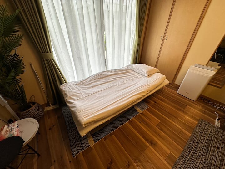 Pia tunatoa vitanda vya kukunja.