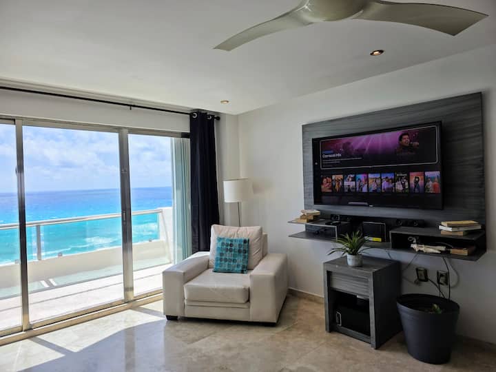 Sala con TV y vista al Mar Caribe