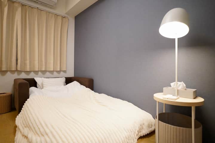 El sofá en la sala de estar es un sofá cama (individual).También ofrecemos ropa de cama.