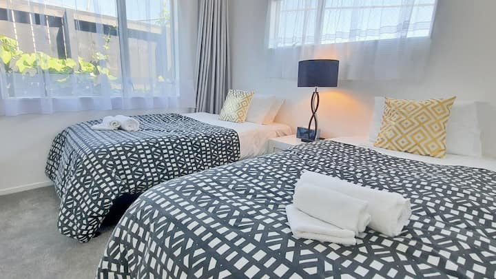 Მე ‑ 2 საძინებელში არის ორი კომფორტული და ფართო ორადგილიანი საწოლი. Ცხელი უშუქო ფარდები, ახალი ხალიჩები და მფლობელის აკვარელის ნახატები ქმნის მშვიდ, მყუდრო და უნიკალურ გარემოს.