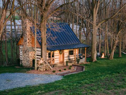 Log Cabin with HotTub/Indoor Fireplace