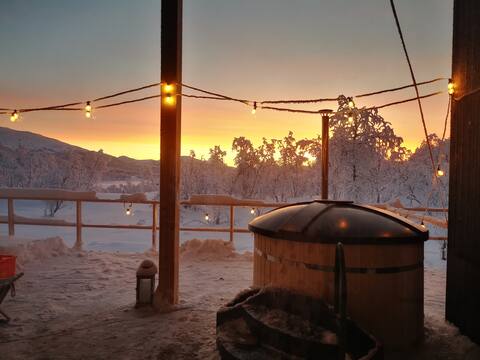 "Sunrise View" Hot Tub & Aurora Sky View Bedroom