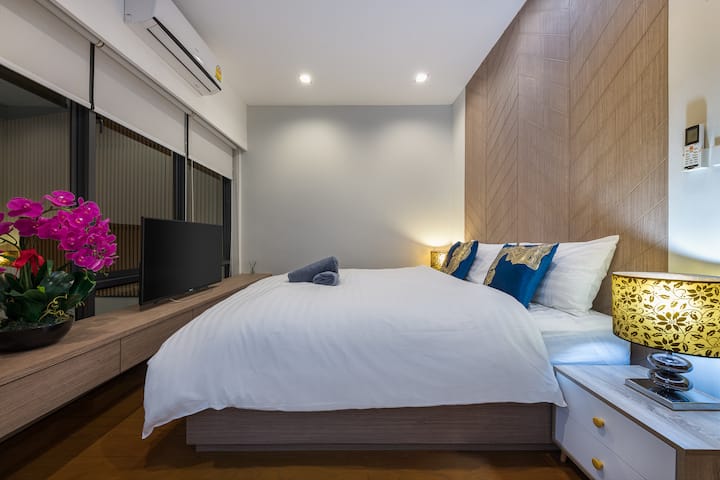 Втората спална соба има уште еден голем брачен кревет, великодушен плакар и сопствен 45-инчен телевизор, обезбедувајќи стил и удобност, а големите прозорци овозможуваат да влезат многу дневни светилки и прикажување на погледот на прекрасните надворешни простори за живеење.