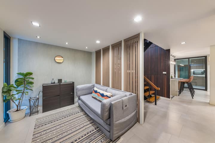 Удобен двоен кауч на спуштање во кој може да се сместат 2 лица кој се наоѓа на главниот кат. 