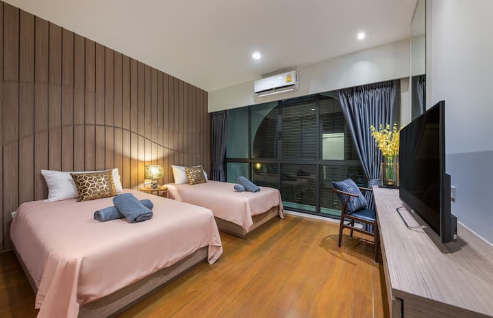 Третата спална соба нуди удобност и луксуз. Се одликува со 2 единечни кревета, кои обезбедуваат прилагодливи аранжмани за спиење. Големи заоблени прозорци ја красат собата, овозможувајќи да влезе природна светлина. 32-инчен телевизор со доволно простор за суета за шминка и работен простор. 