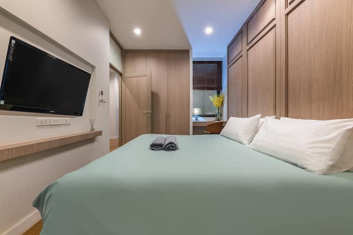 Првата спална соба е дизајнирана за луксуз и удобност, може да се пофали со простран брачен кревет и луксузна бања со када. Широките плакари нудат удобност за складирање, додека 52-инчен телевизор и компјутерско биро додаваат опции за забава. 