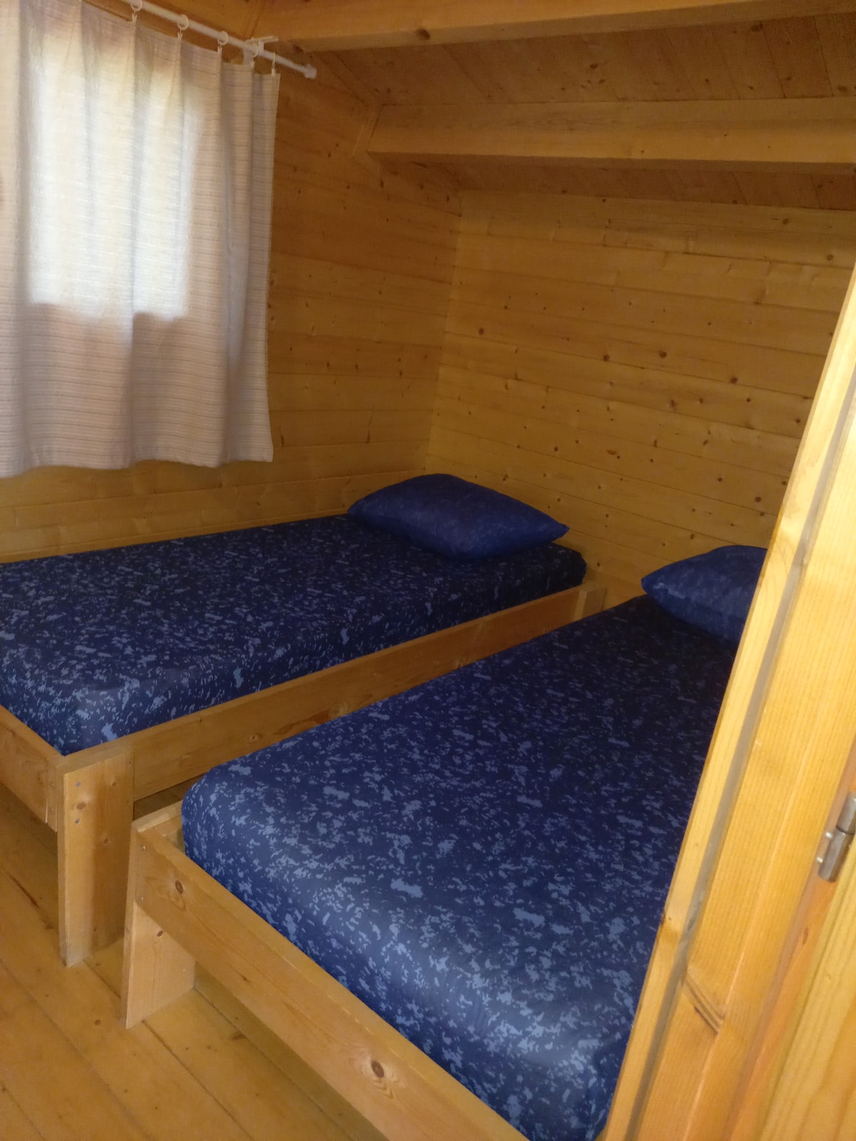 En el dormitorio hay 2 camas individuales, estas están equipadas con un colchón y una almohada para dormir.(Las camas no son móviles) Debes traer tu propia ropa de cama (saco de dormir o edredón, funda de almohada y funda de colchón.