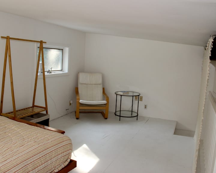 Útulný podkrovný priestor na spanie, manželská posteľ, komoda, stôl a šatník 