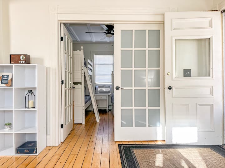 Entrada principal con puertas francesas al dormitorio del primer piso