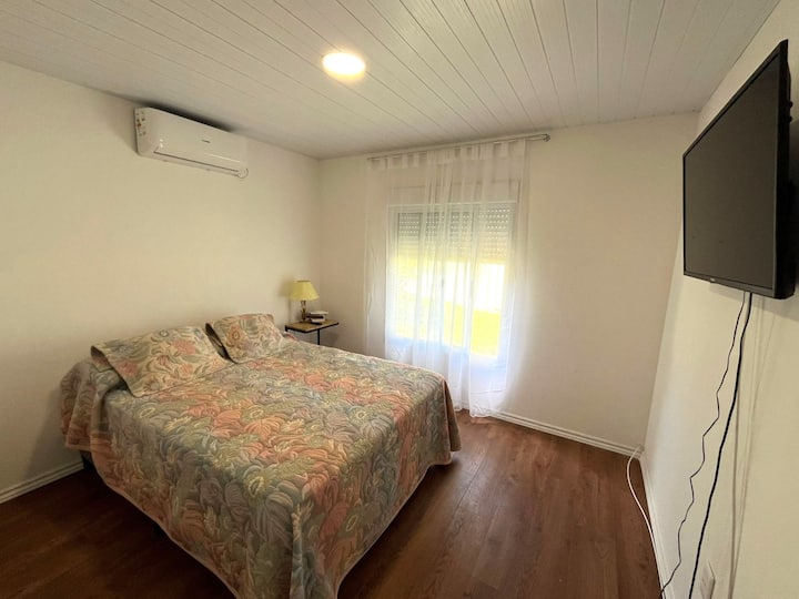 سرير زنبركي؛ نافذة عريضة مشرقة؛ مكيف هواء/تدفئة، تلفزيون 40 بوصة، كتب على طاولة الإضاءة مع حمام داخلي