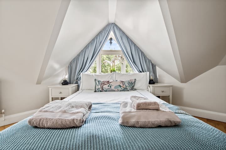 Chambre double confortable avec rangement pour vêtements