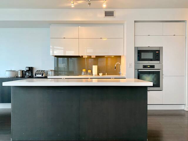 Panoramic Bright Lakeview Condo Free Parking gallery image 4