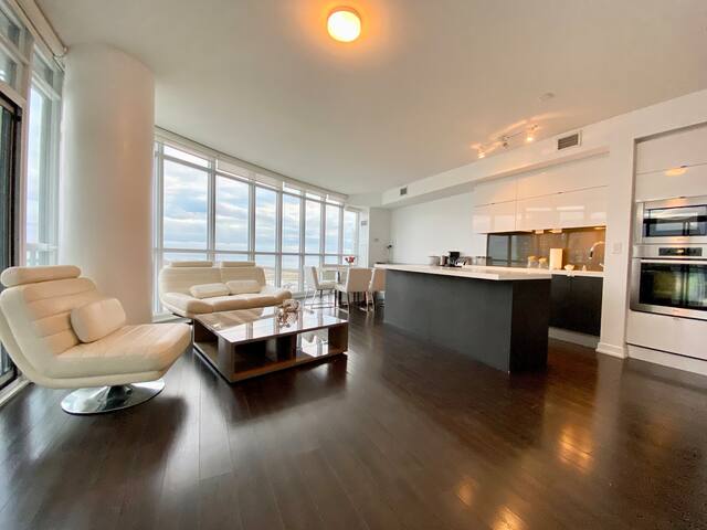 Panoramic Bright Lakeview Condo Free Parking gallery image 3