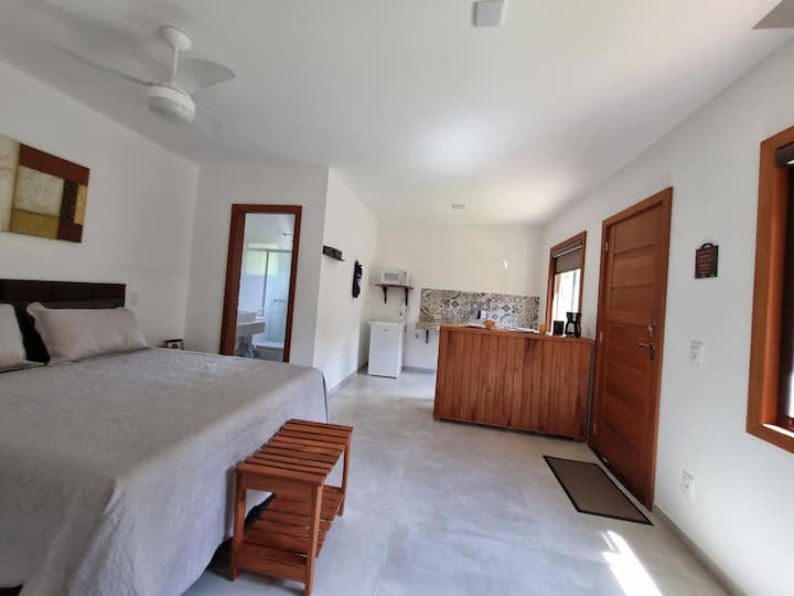 พื้นที่กว้างขวางและความสะดวกสบาย!
ทุกสิ่งที่คุณต้องการเพื่อความเป็นอยู่ที่ดี ฝักบัวแก๊ส น้ำร้อนที่ก๊อกน้ำ เครื่องปรับอากาศร้อน/เย็น พัดลมเพดาน ม่านบังแสง ม่านกันยุงที่หน้าต่าง ห้องครัวขนาดเล็กพร้อมอุปกรณ์สำหรับเตรียมของว่างเล็กๆ น้อยๆ