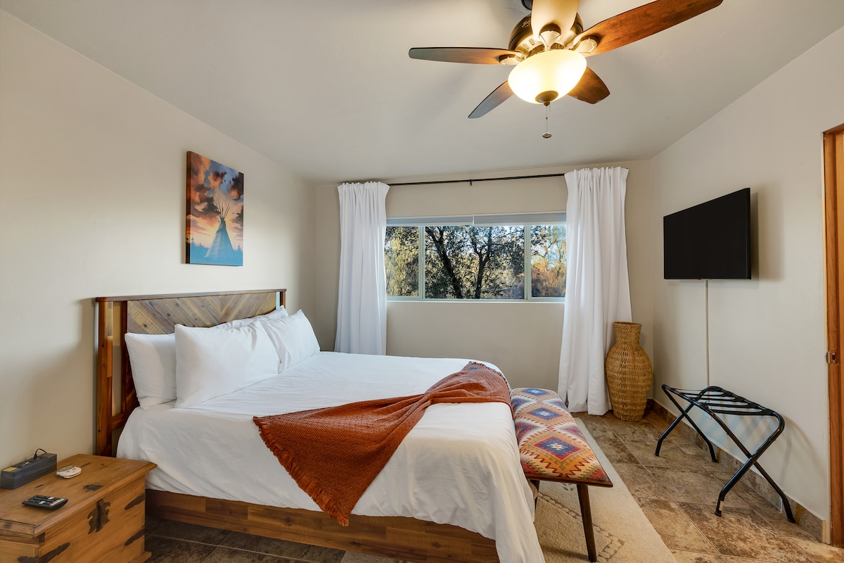 Všetky manželské postele majú pevný, podopierajúci matrac s mäkkým vrchným matracom pre pohodlný nočný spánok.