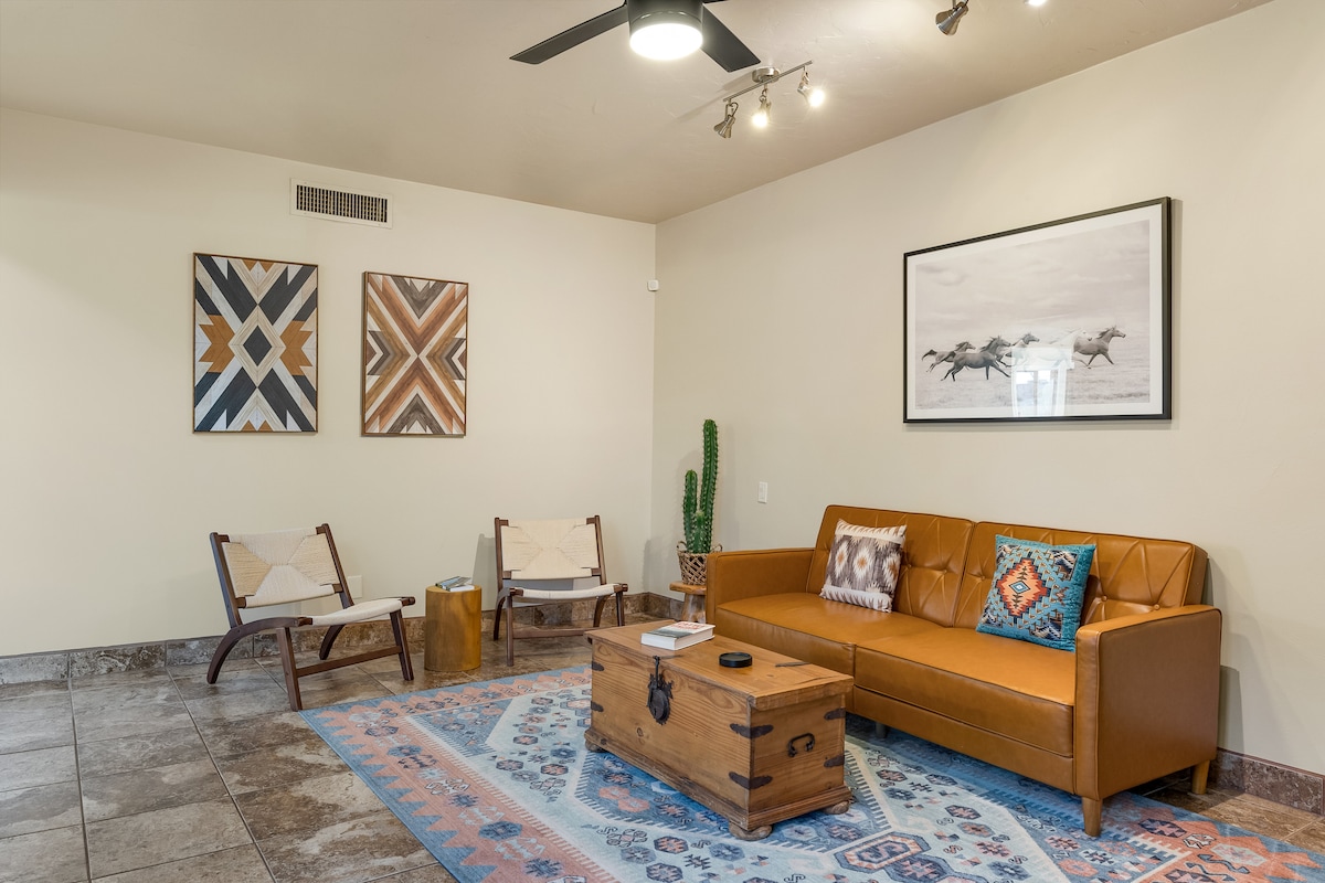 Popular Airbnb listing: Oro Valley, 18-min drive from UofA, Heated Pool in Casas Adobes
