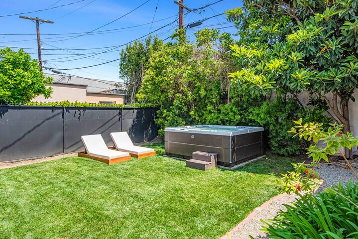 Lux Hancock Park Villa with HotTub gallery image 3