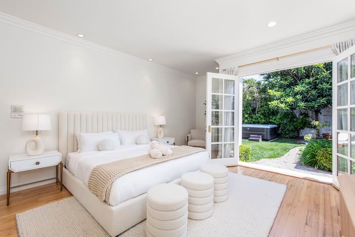 Lux Hancock Park Villa with HotTub gallery image 2