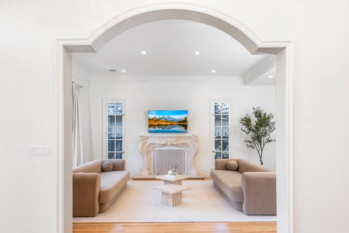 Lux Hancock Park Villa with HotTub gallery image 4