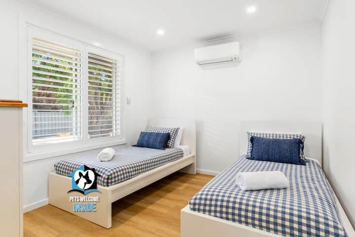 ห้องนอนที่ 3 พร้อมเตียงเดี่ยววิวสวน/สนามด้านใน - เตียงทำใหม่ด้วยผ้าปูที่นอนปลอกหมอนและผ้าคลุมเตียงเมื่อผู้เข้าพักมาถึง