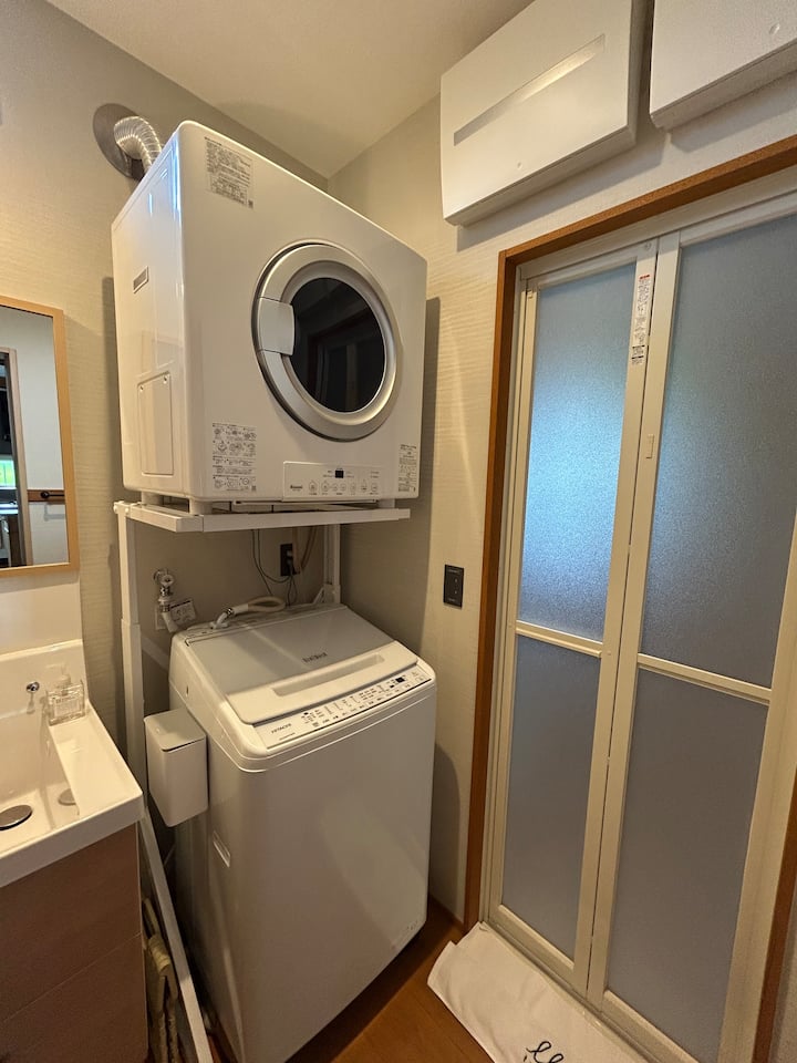 洗濯機と乾燥機をご用意しており、長期滞在でも快適にお過ごしいただけます。