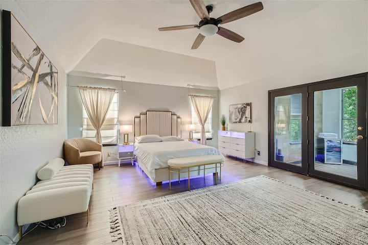 ห้องนอนใหญ่ชั้นล่างพร้อมห้องออกกำลังกายในร่ม