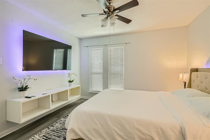 ห้องนอนแขกชั้นล่างพร้อมชั้นลอยตู้เสื้อผ้าส่วนตัวสมาร์ททีวี LED สำรองและเตียงควีนไซส์ 