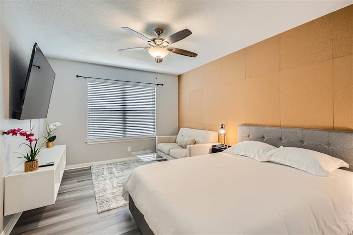 ห้องนอนแขกชั้นล่างพร้อมชั้นลอยตู้เสื้อผ้าส่วนตัวสมาร์ททีวี LED สำรองโซฟา + โต๊ะกาแฟและเตียงควีนไซส์ 