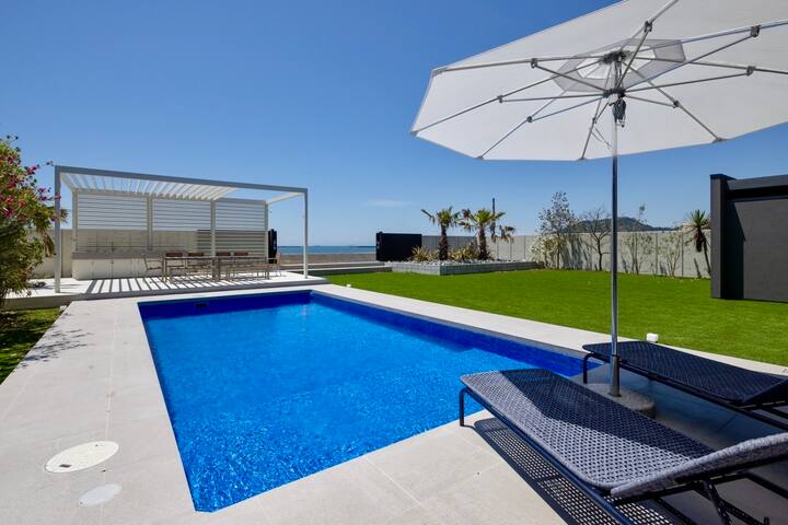 Entire home with 2 bedrooms in Chiba - Oceanfront Luxury Villa | Pool & Sauna | 6 Guests