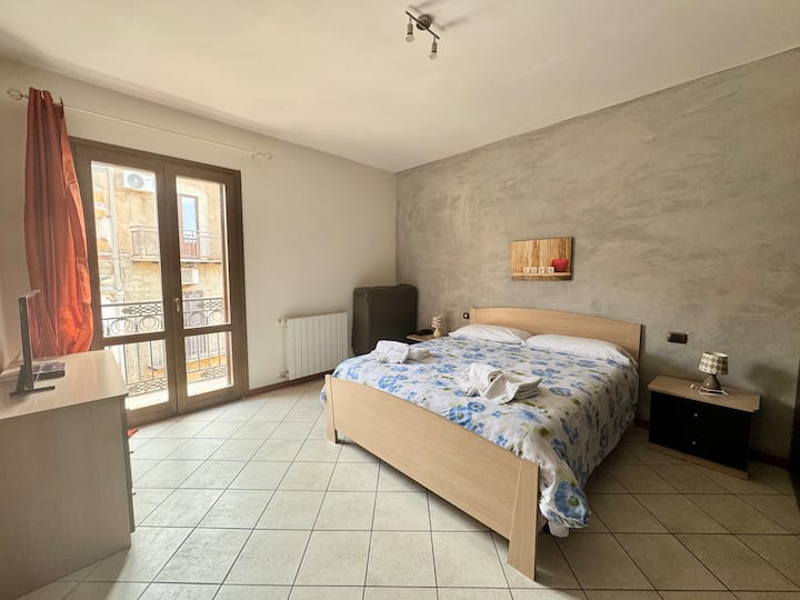 Druhá spálňa s manželskou posteľou + 1 jednolôžko s manželskou posteľou King a balkónom s výhľadom na historické centrum Agrigento. Okrem toho sa izba skladá z:

Klimatizácia s inteligentnou TV 

Šatníková skriňa a komoda Priestranná
detská postieľka